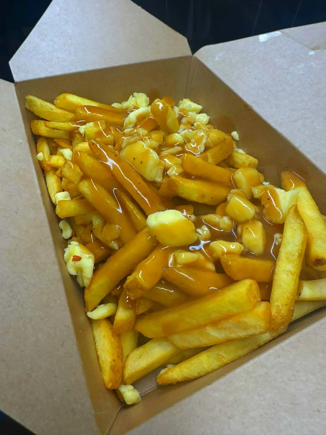 Classic poutine: chips, cheese curds and gravy